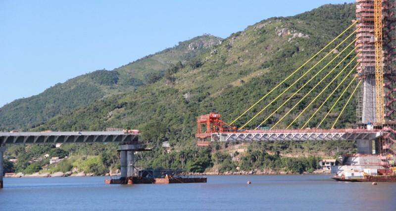 Faltam menos de 20 cabos para compor estaio da Ponte de Laguna