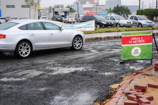 Motoristas atentos com os "rasgos" no asfalto na Próspera