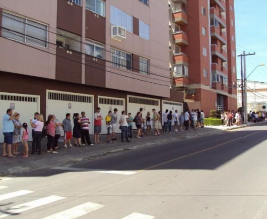 Torcida tricolor encara longa fila para comprar ingressos promocionais
