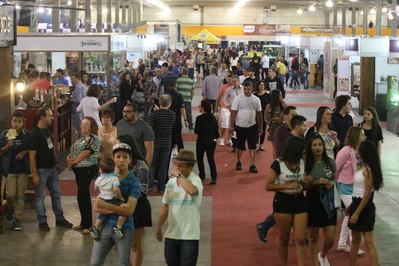 Festival da Cachaça fortalece laços entre produtores catarinenses