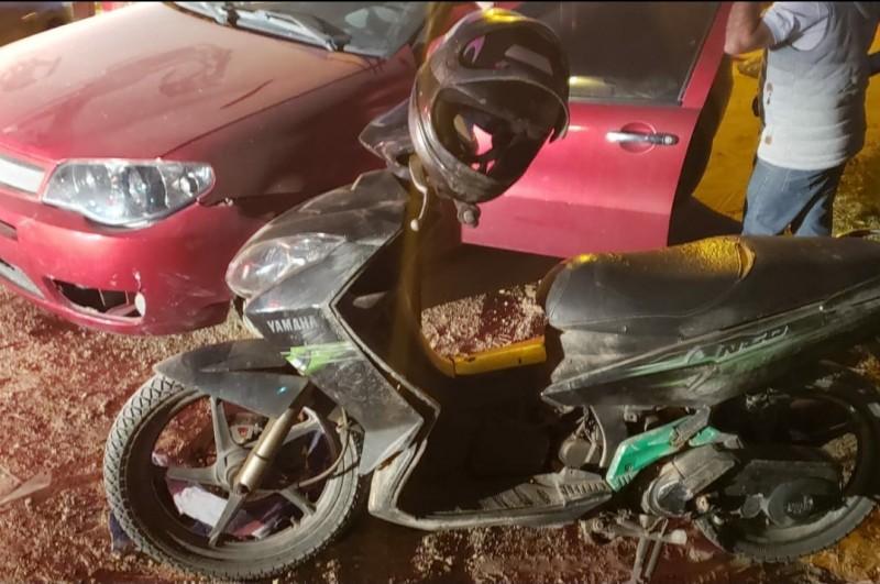 Colisão entre carro e moto deixa motociclista ferido em Laguna