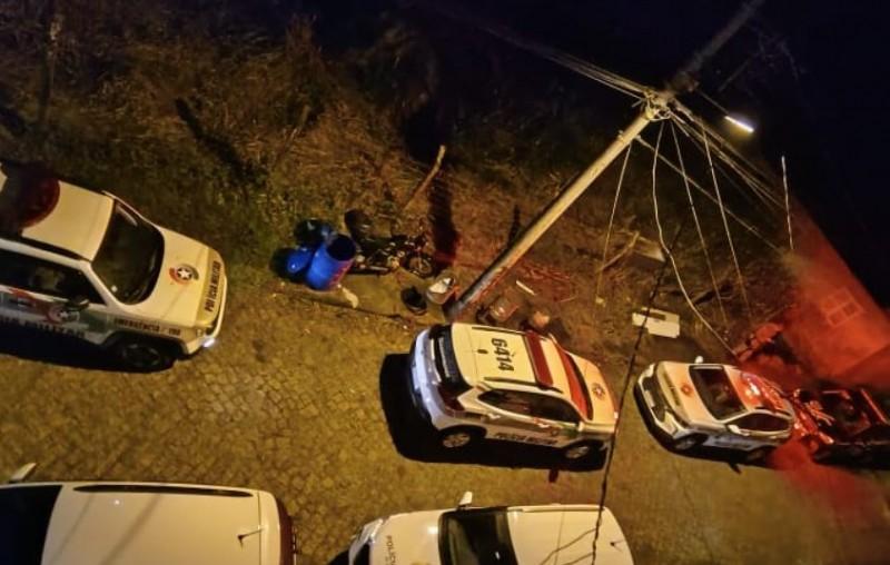 Laguna: recém-nascido é enterrado em saco de lixo nos fundos de residência
