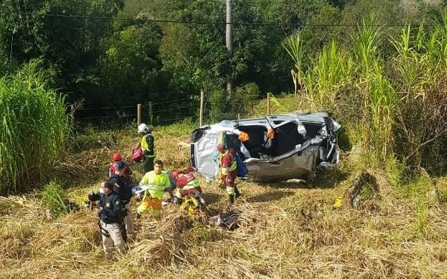 Capotamento na BR-101 deixa um morto e quatro feridos em Jaguaruna