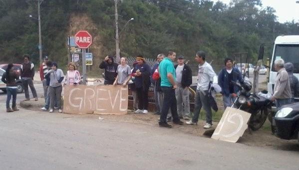 Com salário atrasado, funcionários da construção civil fazem protesto 