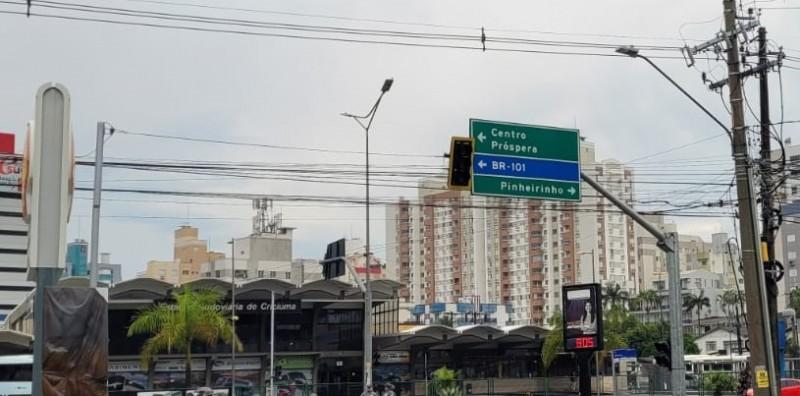 Semáforos desligados complicam trânsito na avenida Centenário em Criciúma 