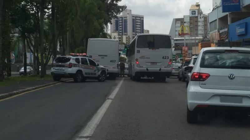 Colisão entre carro e ônibus deixa trânsito lento na Avenida Centenário