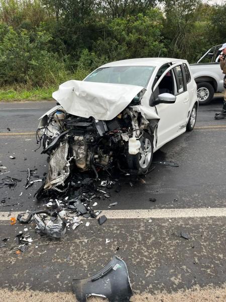 Colisão frontal entre carro e furgão deixa mulher ferida em Criciúma