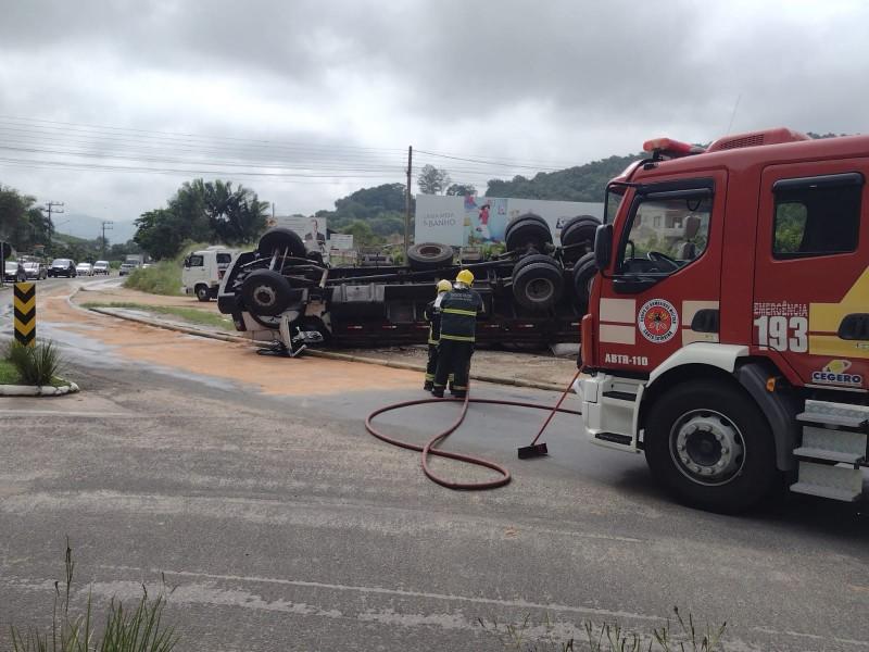 Caminhão tomba e motorista fica ferido em São Ludgero