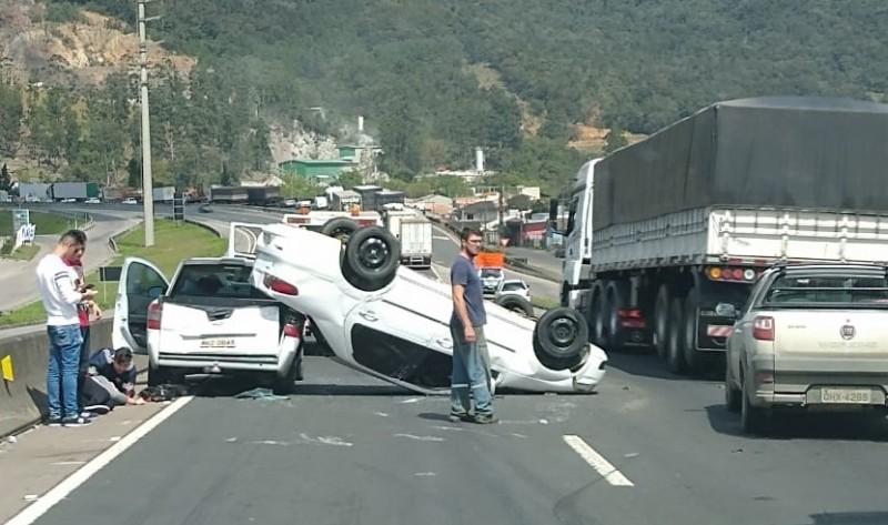 Colisão é registrada na BR-101 em Tubarão 