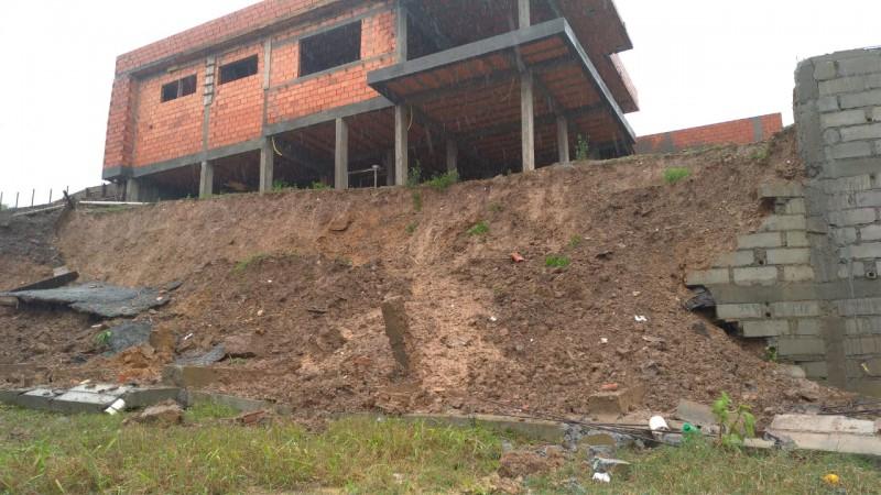 Muro desaba no bairro Operária Nova; família deve deixar a casa atingida 