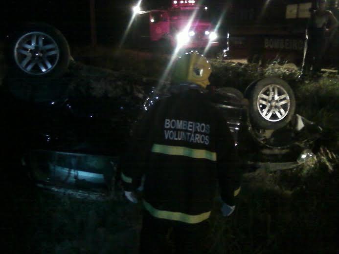Capotamento em Jaguaruna mobiliza bombeiros voluntários