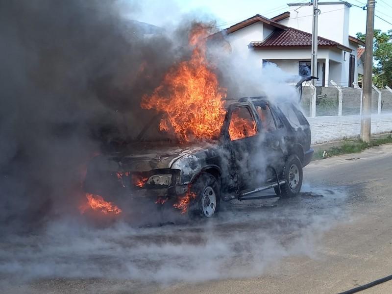 Incêndio destrói caminhonete em Balneário Rincão 