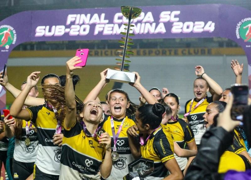 Meninas Carvoeiras são campeãs invictas da Copa SC Sub-20