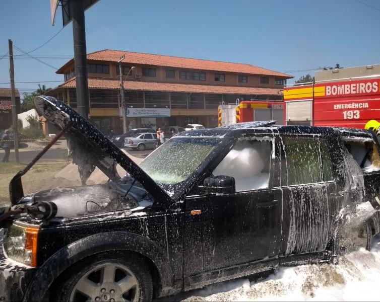 Bombeiros utilizam oito mil litros de água para combater incêndio em veículo 