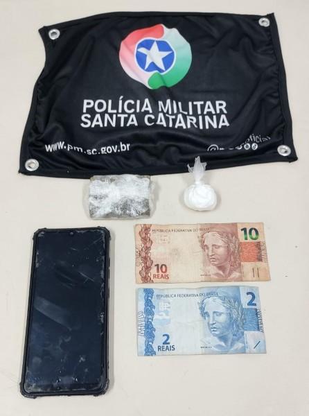 Adolescente joga droga no telhado de casa para tentar fugir de abordagem