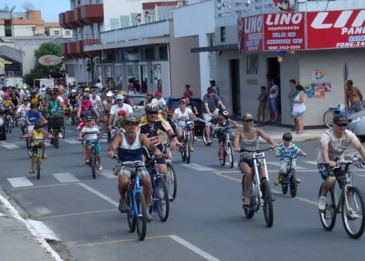Mais de duas mil bicicletas percorreram o Balneário Rincão
