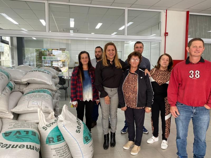 Governo de Içara entrega quase seis toneladas de sementes de aveia e azevém a agricultores