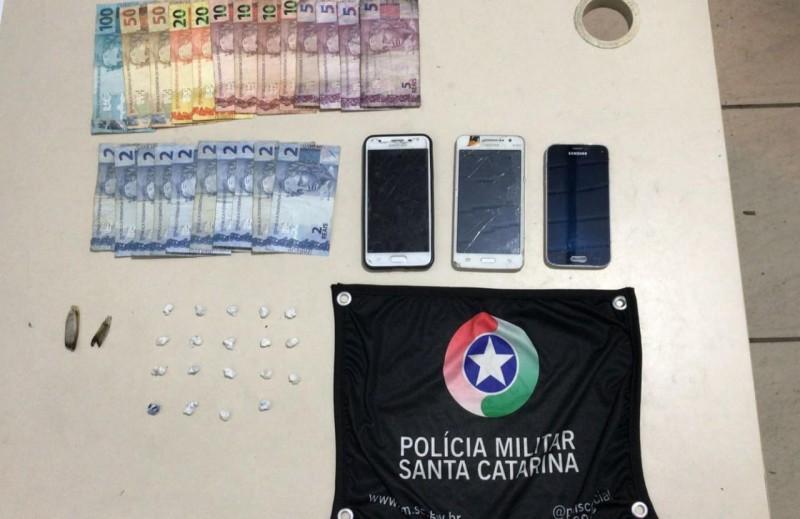 PM apreende pedras de crack com três homens em Criciúma 