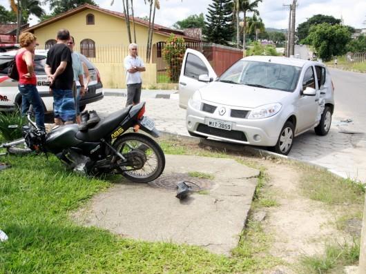 Motociclista tem fratura exposta após colisão