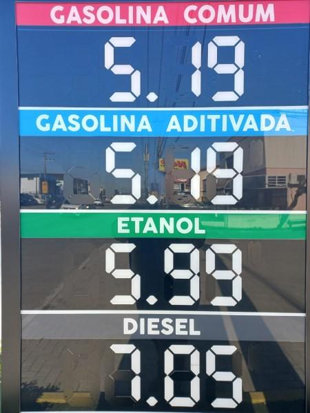 Gasolina comum já é encontrada a R$ 5,19 por litro em Içara