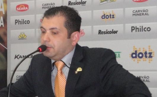 Claudio Gomes entrega carta de demissão ao Tigre