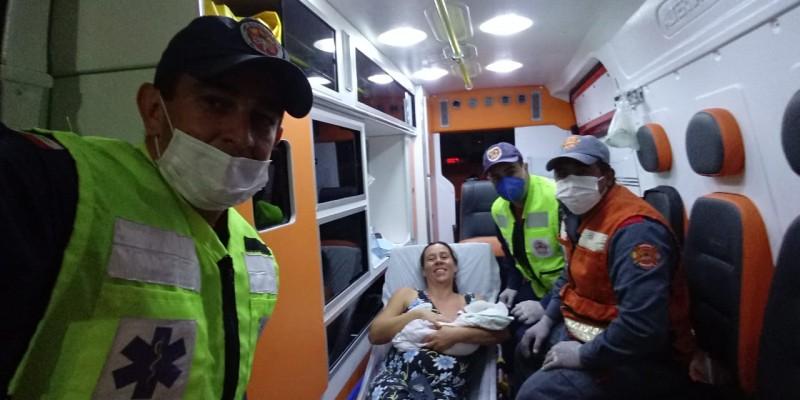 Mulher dá à luz em casa e bombeiros prestam primeiros atendimentos