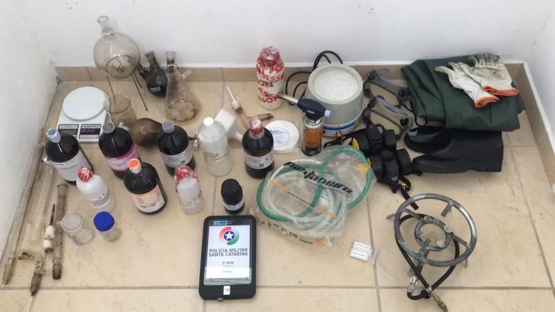 Polícia apreende materiais utilizados na produção de drogas sintéticas 