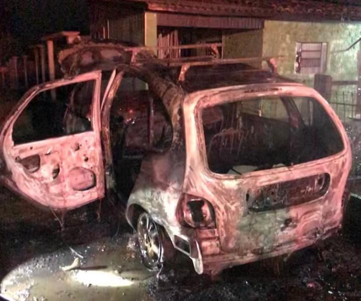 Veículo fica destruído após pegar fogo em Forquilhinha