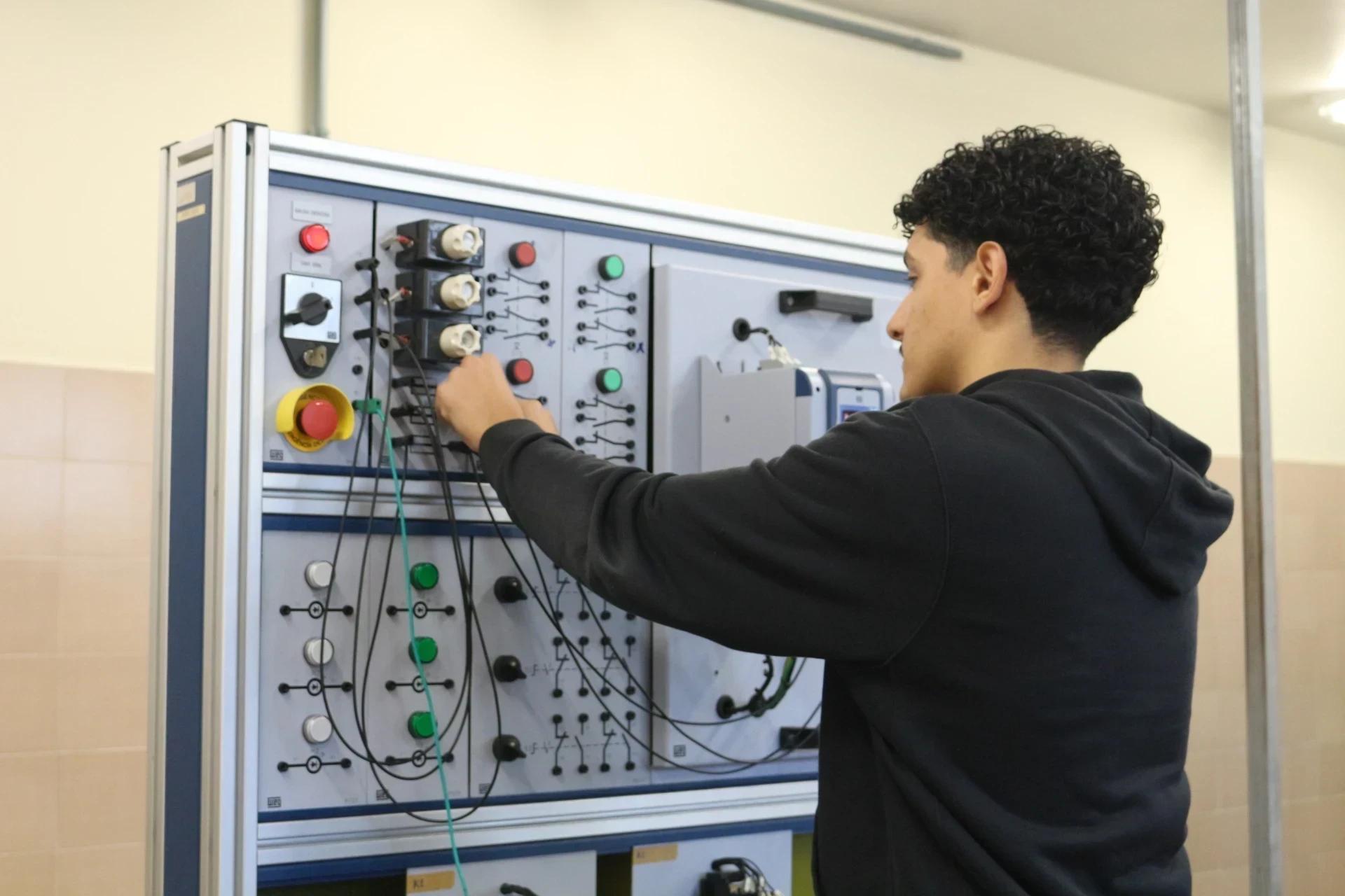 Colégio Satc está com matrículas abertas para o curso técnico noturno em eletromecânica