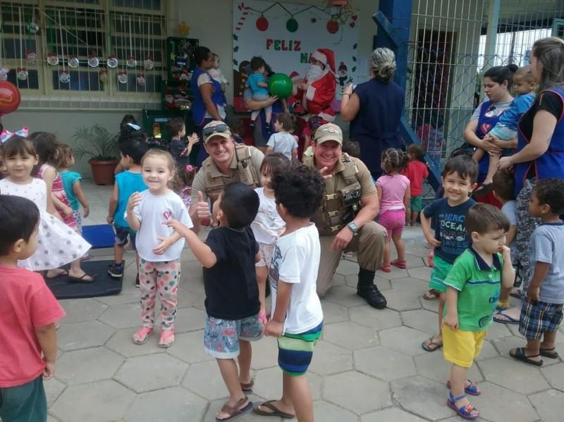 CEI’s da Afasc recebem presentes arrecados pela Polícia Militar