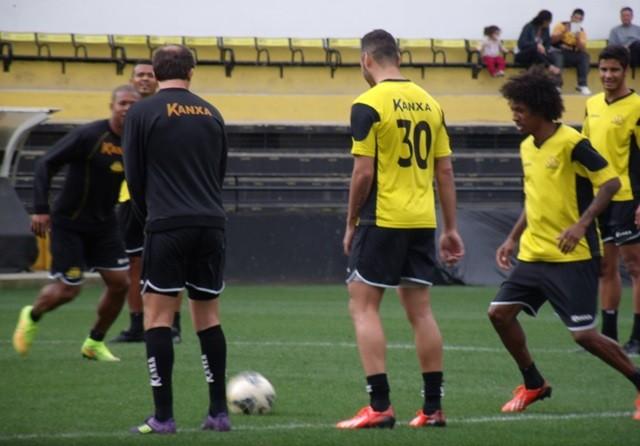Recém-contratados têm primeiro contato com bola no gramado do Heriberto Hülse