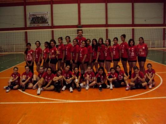 Vôlei de Forquilhinha entrega camisetas de treino para atletas