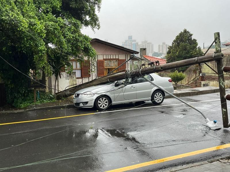 Caminhão enrosca em fios e provoca queda de postes em Criciúma; dois carros foram danificados
