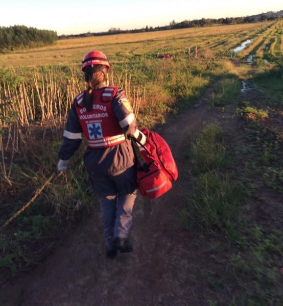 Bombeiros e populares socorrem jovem em local de difícil acesso após queda de moto