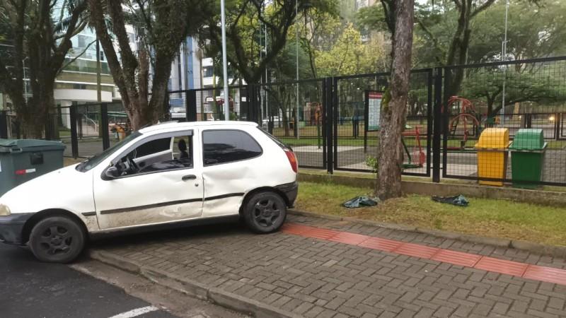 Motorista perde controle da direção, invade calçada e colide em árvore na Praça do Congresso