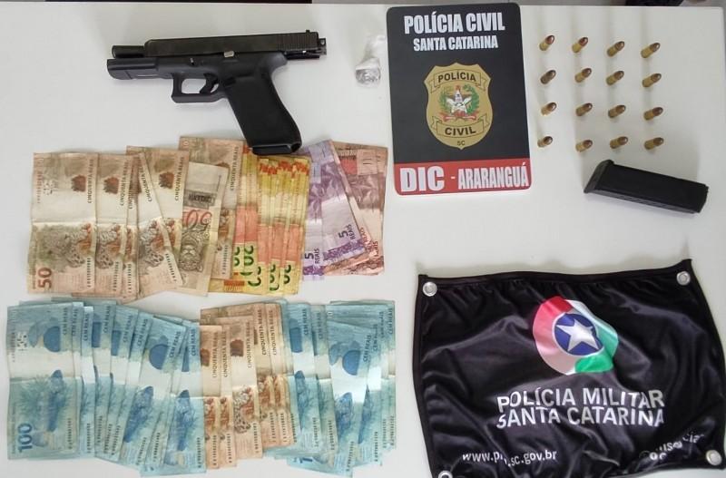 Operação policial apreende arma, munições, droga e dinheiro em Araranguá