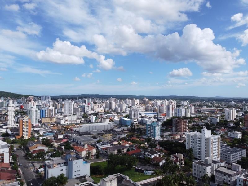 Com a previsão de atingir 38°C na quarta-feira, semana inicia com calor, mas finaliza com chuva