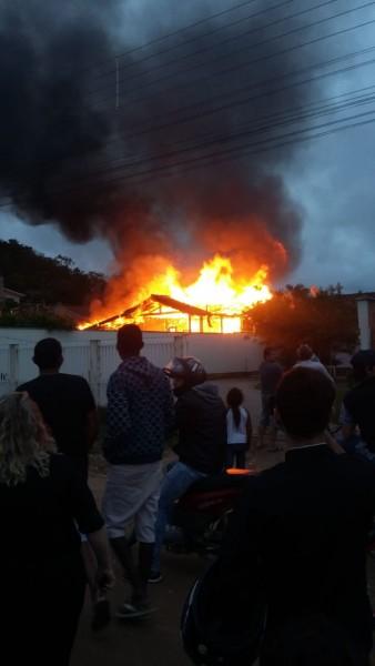 Incêndio atinge casa  de madeira em Tubarão