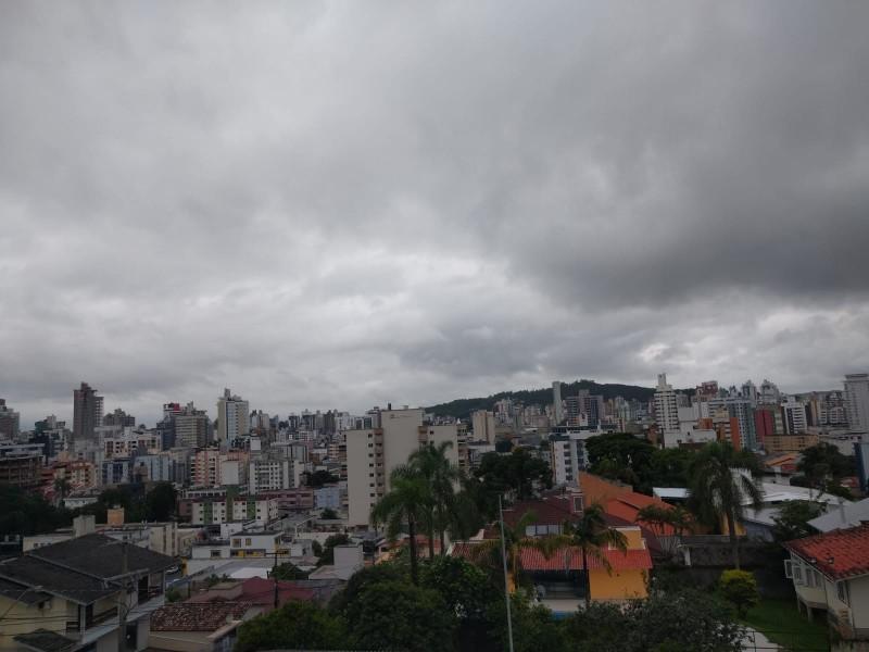 Previsão indica céu nublado e temperaturas amenas no final de semana