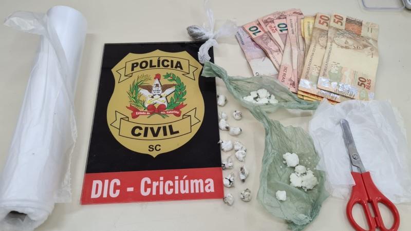 Homem é flagrado embalando crack e é preso pela Polícia Civil