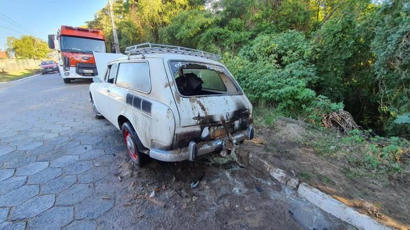 Veículo VW Variant pega fogo em Laguna