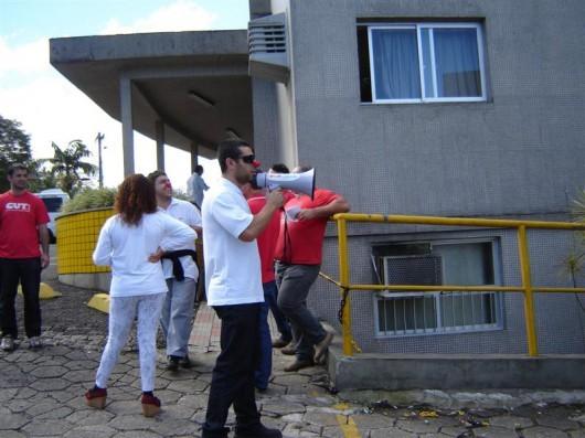 Trabalhadores em saúde protestam pelo pagamento do piso estadual de salário 