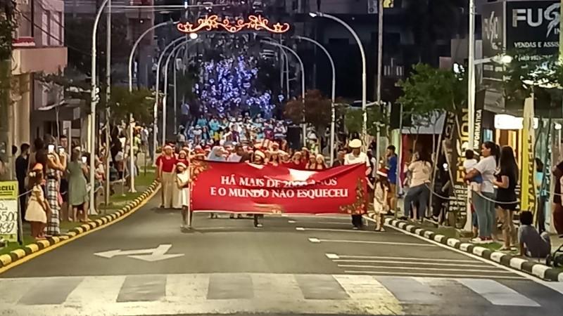 Içara realiza primeiro desfile de Natal; espetáculo encantou o público