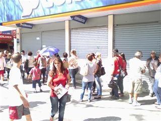 Consumidores fazem filas para comprar eletrodomésticos com 50% de desconto