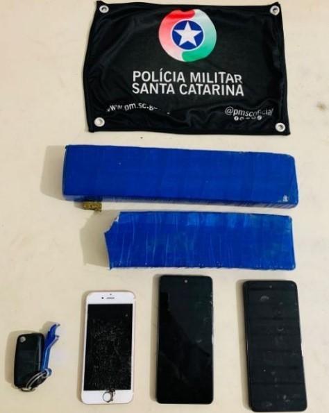 Quatro jovens são presos em Araranguá após PM abordar carro e encontrar tabletes de maconha