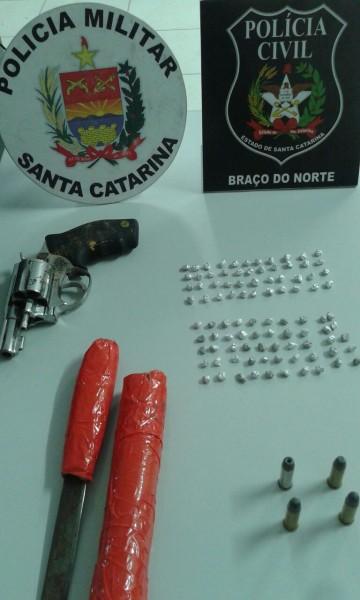 Após fuga, 92 pedras de crack são encontradas em calcinha de adolescente