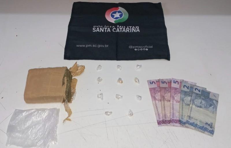 Mulher é presa e adolescente é apreendido por tráfico de drogas em Araranguá