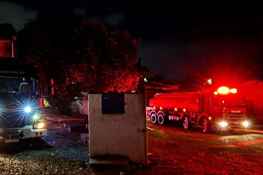 Corpo de Bombeiros combate incêndio em empresa em Criciúma