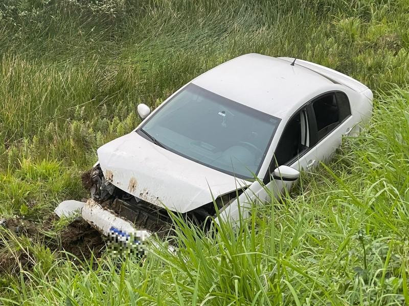 Criciúma: carro sai da pista e cai em barranco na SC-445