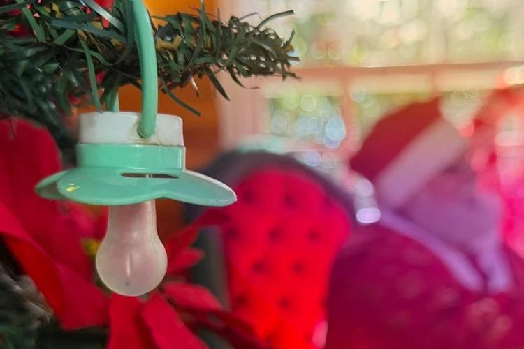 Enfeite inusitado chama atenção em árvore de Natal em Içara
